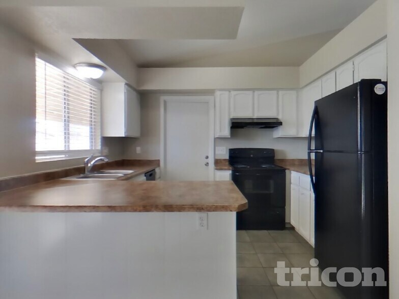 Building Photo - 515 E Rockwood Dr