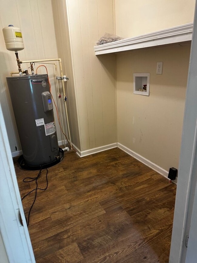 Building Photo - 4 Bedrooms, 2 Bathrooms - Home in Cartersville!