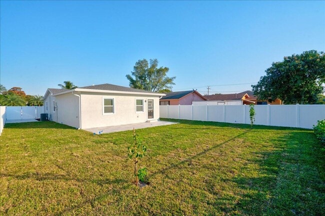 Building Photo - 320 NW 6th Ave