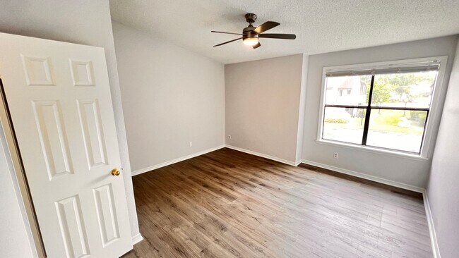 Building Photo - Unlock Your Perfect Winter Park Retreat: F...