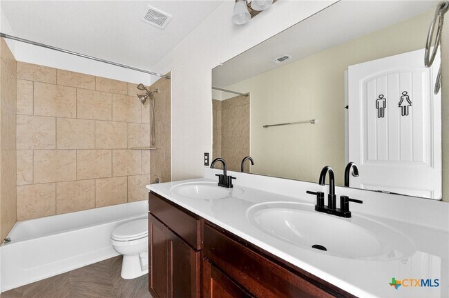 Building Photo - 102 W Libra Dr