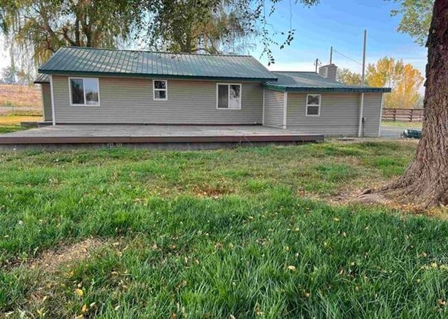 Building Photo - Country Home
