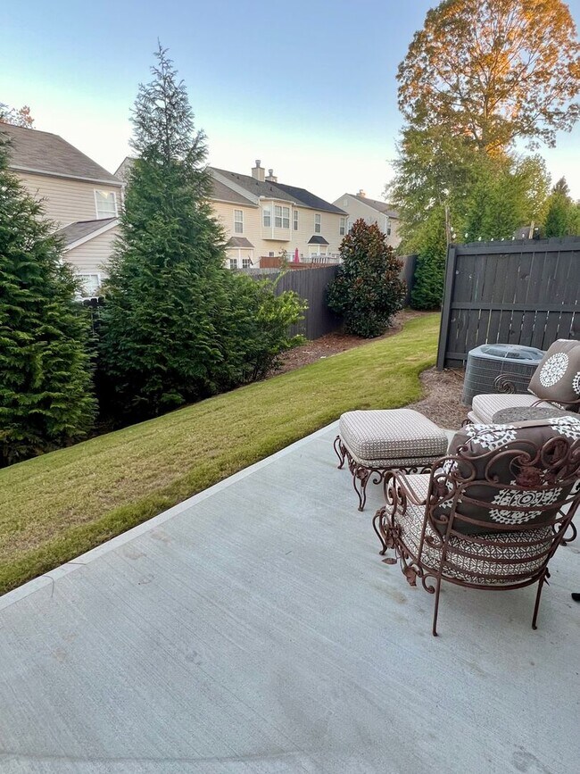 Building Photo - 1 MONTH FREE! 3 Bedroom Townhome in Oakwood!