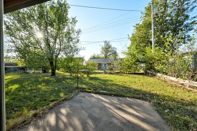 Building Photo - 636 E 27th Pl