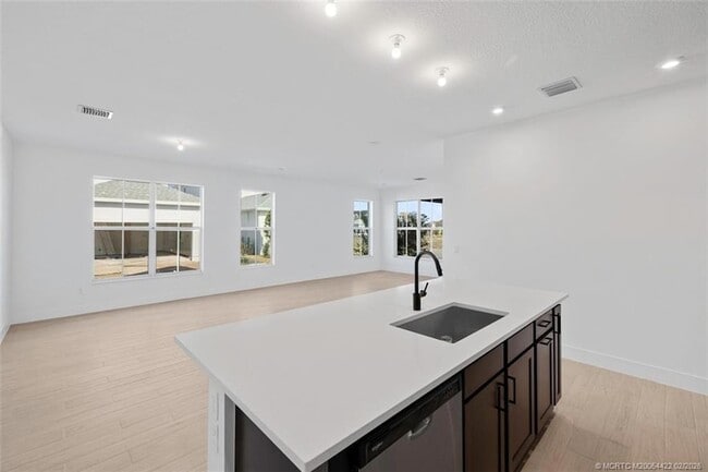 Building Photo - 823 SW Pr Ave