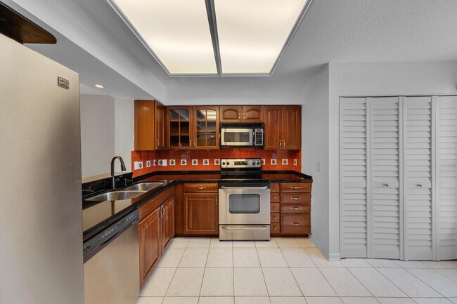 Building Photo - 14623 Bonaire Blvd