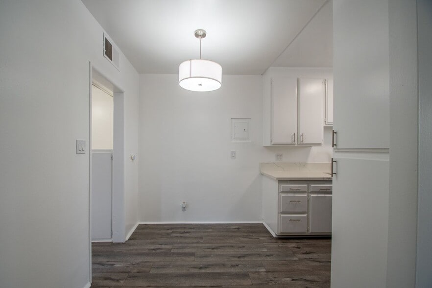 Building Photo - 4565 Hazeltine Ave
