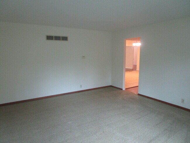 Building Photo - 305 Manor Dr