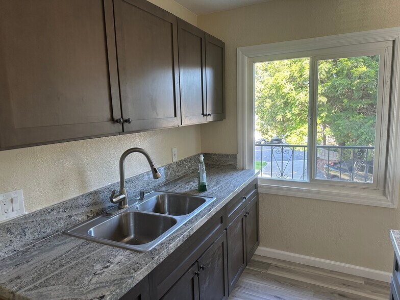 Building Photo - 1840 Colonia Pl