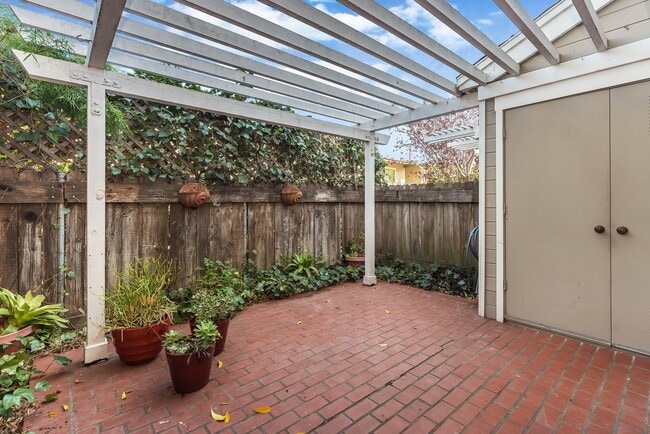 Building Photo - Spacious Downtown 2 bed/ 2.5 bath Condo - 2 blocks from Cottage!