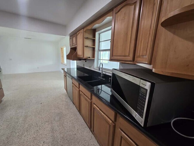 Building Photo - Beautiful Fort Pierce Home – Great Locatio...