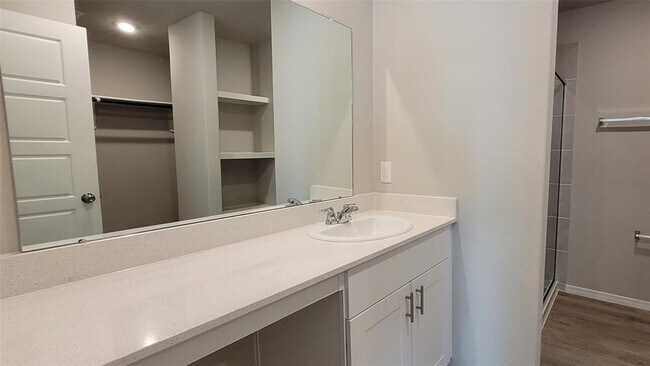 Building Photo - 526 Dalloway St