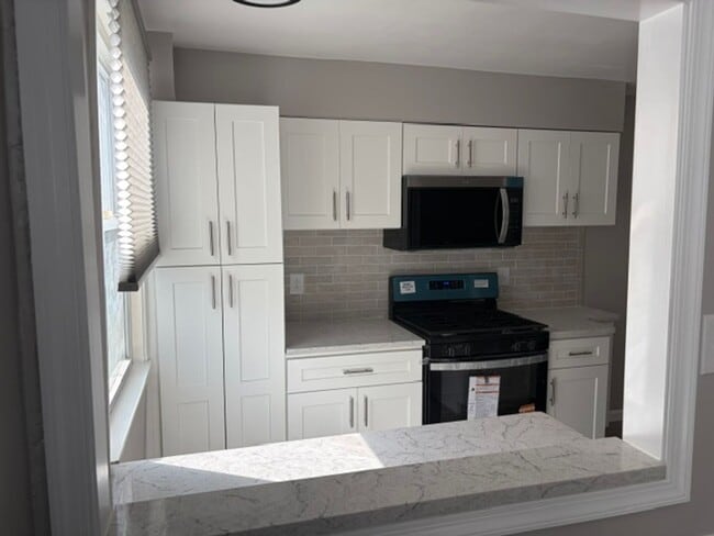 Building Photo - Gorgeous 3-Bedroom Townhome in Holmesburg! Available NOW!