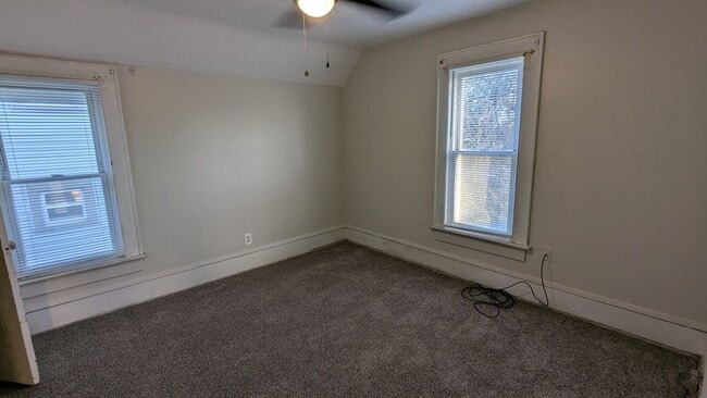 Building Photo - Charming 3-bedroom, 1.5-bathrooms home located in the heart of Akron