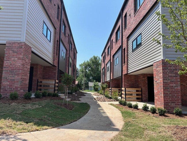 Building Photo - ***933 SE 10th Street***