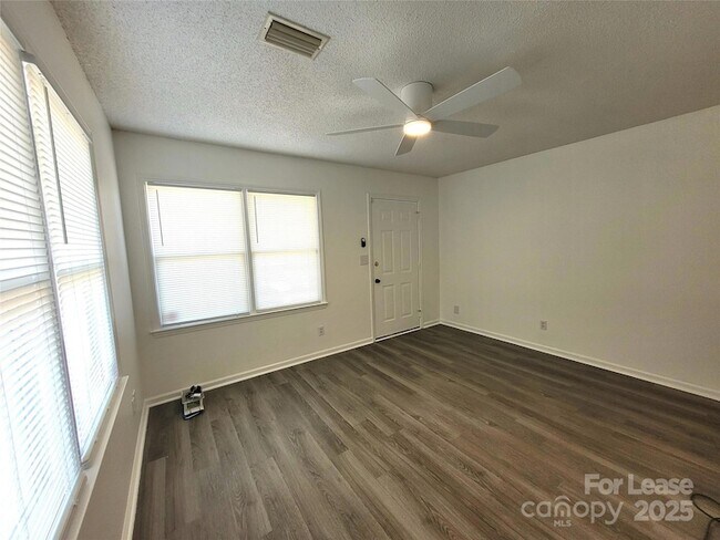 Building Photo - 102 Brandywine Dr NE