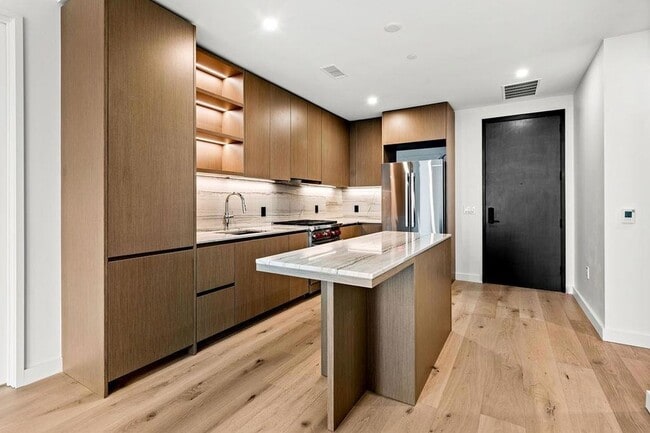 Building Photo - 610 Davis St