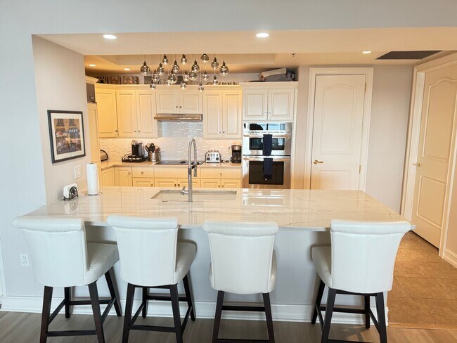 Building Photo - Seasonal/short term 3/2 renovated Ritz Carlton beauty with long water views