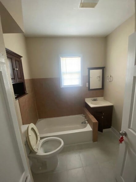 Building Photo - 1819 N Miro St