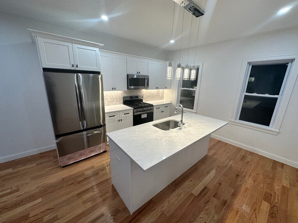 Building Photo - 82 Albertina St