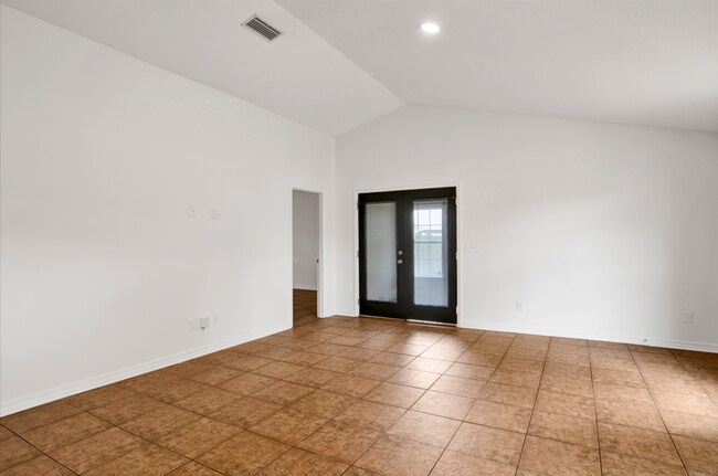 Building Photo - 3 Bedroom Scenic Heights Home