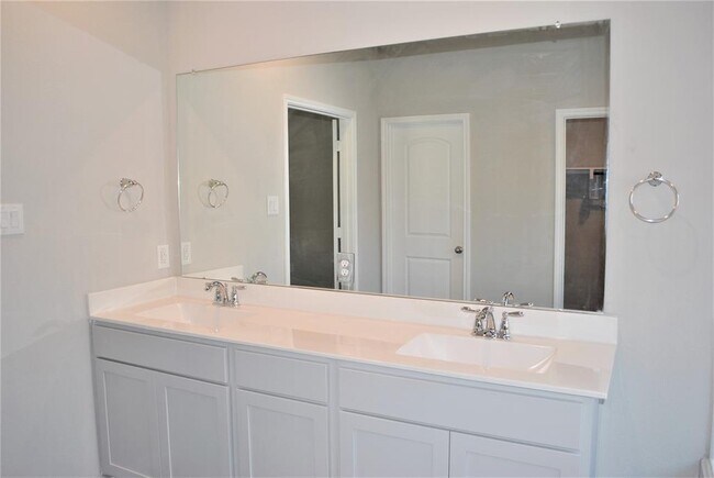 Building Photo - 14131 Lake Lodge Dr