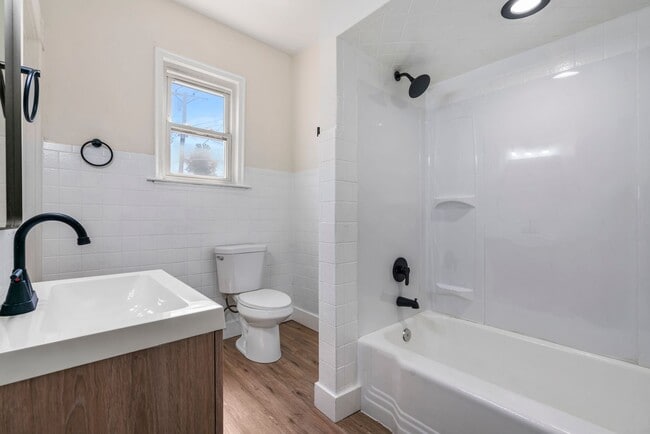 Building Photo - 4 bed 1 bath - all updated, central air, laundry