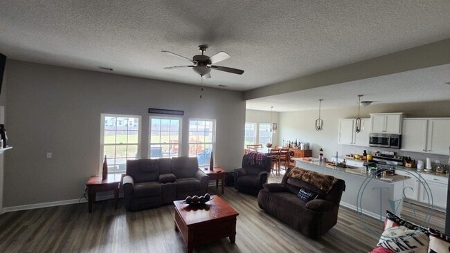 Building Photo - SPRING MOVE-IN SPECIAL AND RATE DROP ALERT...
