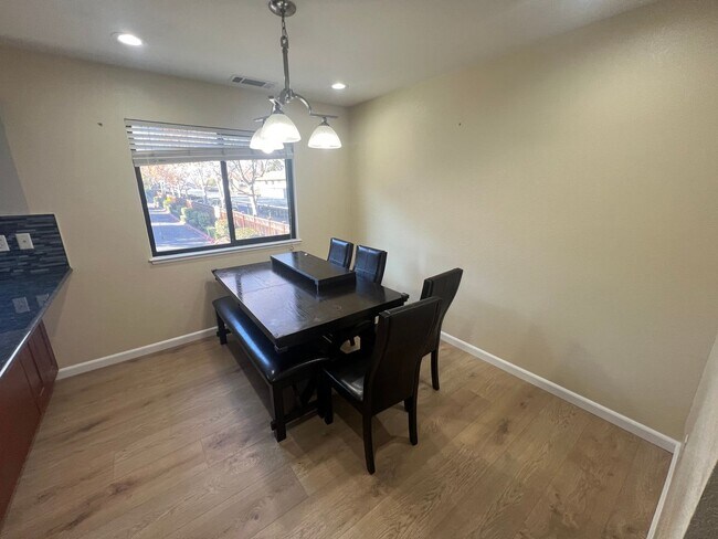 Building Photo - Updated 3 bed 2.5 bath Townhouse in Campbe...