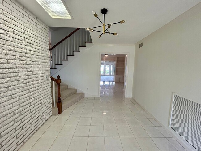 Building Photo - Classic waterfront Snell Isle Estates 3 Bed 2.5 Bath Home with private dock!