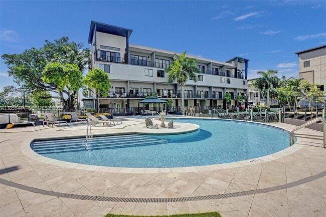 Building Photo - 516 SE 1st Cir