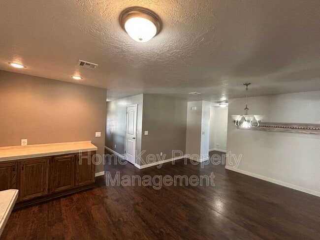 Building Photo - 3165 Crestview Dr