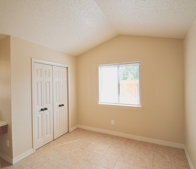 Building Photo - 2 Weeks FREE RENT!!! Charming 3 Bedroom, 2...