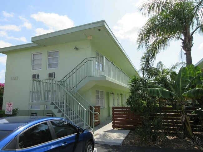 Primary Photo - 1118 N H St
