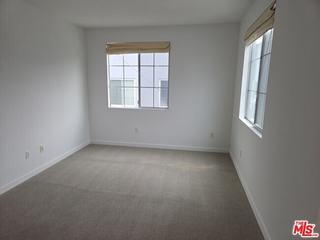 Building Photo - 5350 Playa Vista Dr