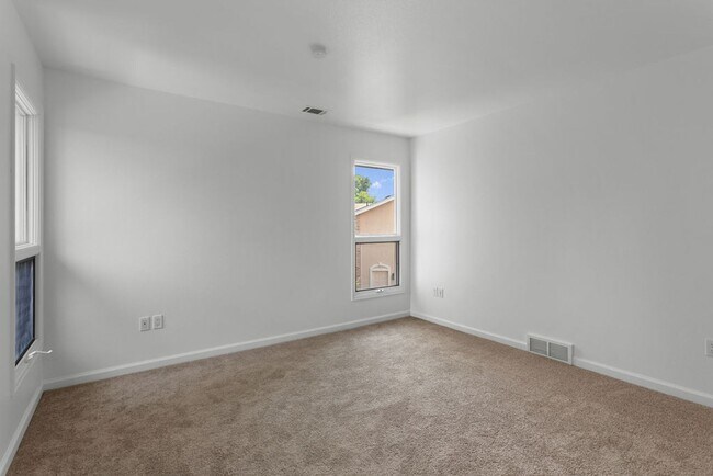 Building Photo - 4 Bedroom, 2.5 Bathroom in Lakeside Terrac...