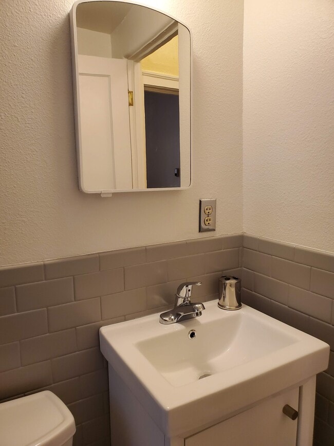 Building Photo - 607 Floral Ave