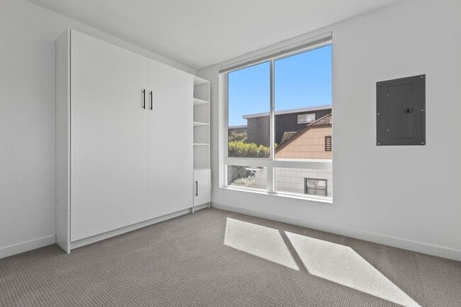 Building Photo - Sweet Ultra-Modern Air-Conditioned West Se...