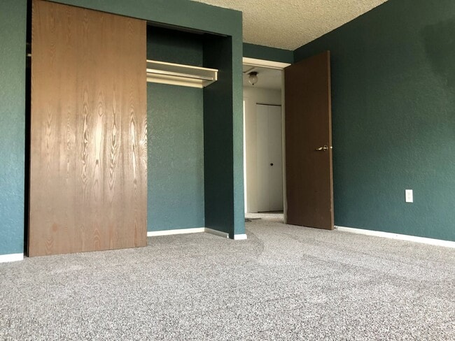 Building Photo - Centrally Located, 2 Bedroom Townhouse w/G...