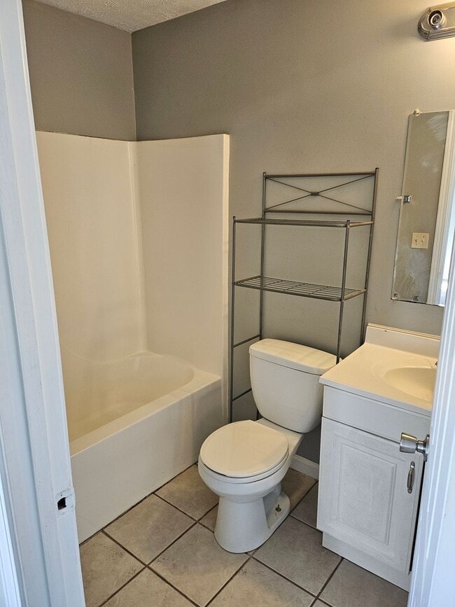 Building Photo - 3 Bed 2-bathroom home