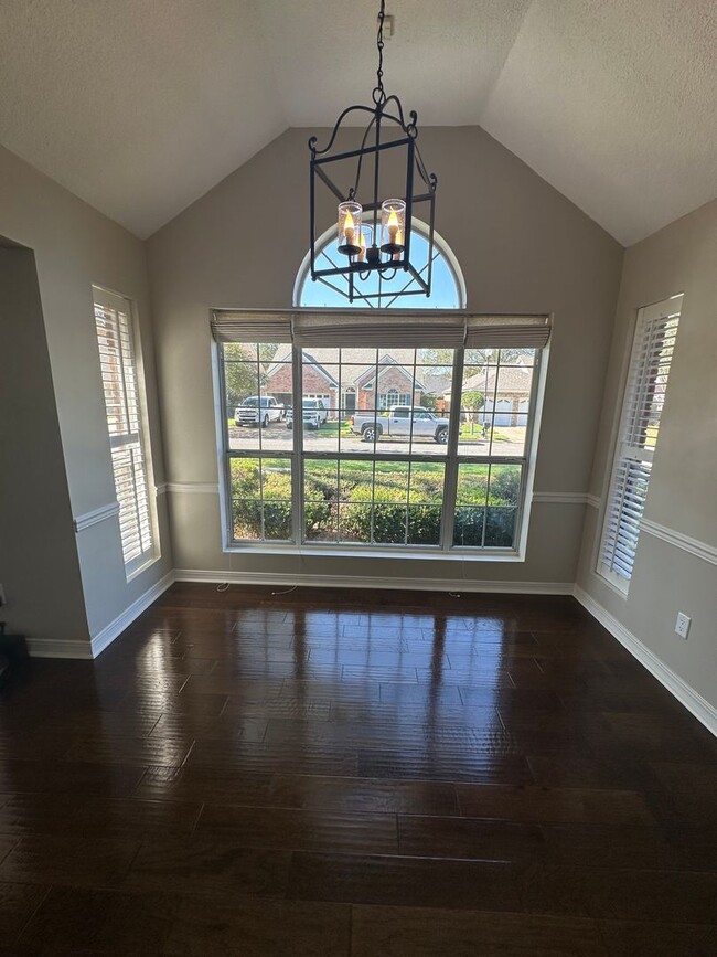 Building Photo - Gorgeous 3 Bed Brick Home