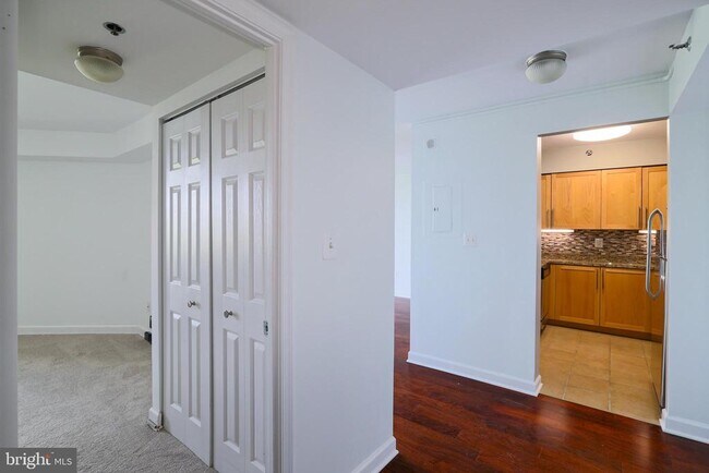 Building Photo - 10101 Grosvenor Pl