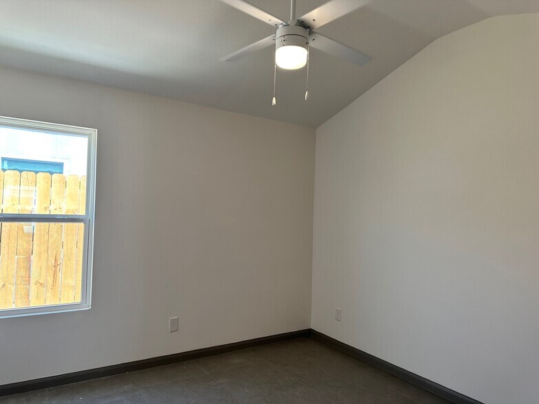 Building Photo - 1316 E Iris Ave