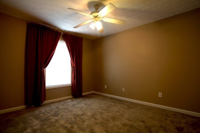 Building Photo - 3bed/3bath Donahue Crossing Condominiums