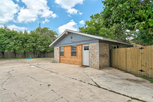 Building Photo - 1806 Dixie Ln