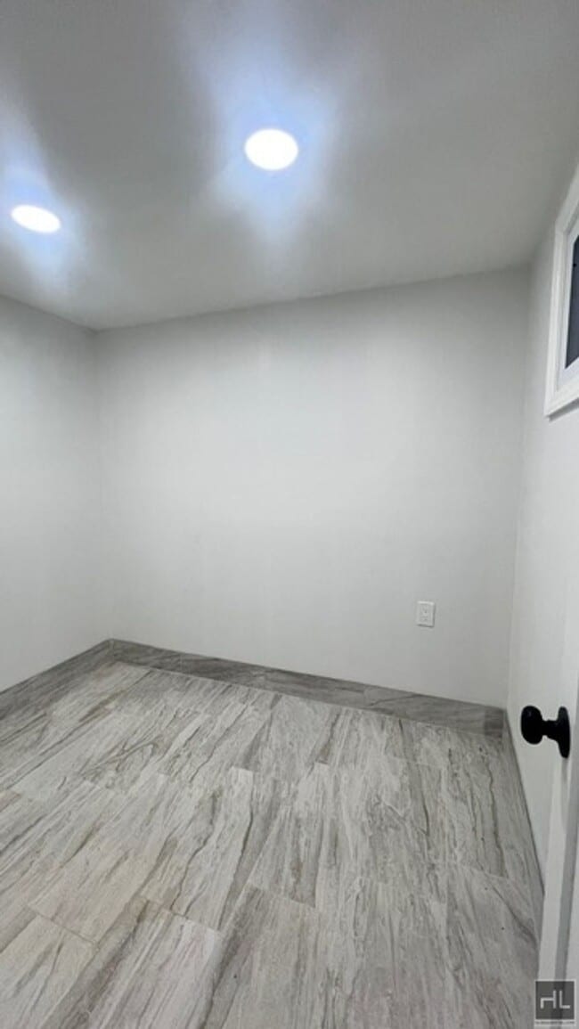 Building Photo - LINCOLN AVENUE