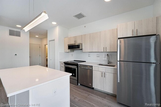 Building Photo - 7410 Kercheval Ave