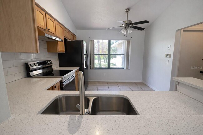 Building Photo - 9313 Palm Tree Dr