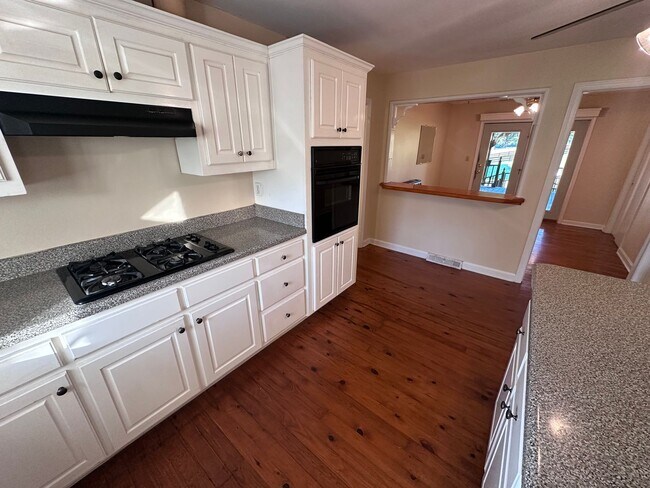 Building Photo - 3 Bedrooms- 2 Bathrooms- House in Armuchee!