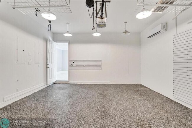 Building Photo - 1326 SW 23rd St